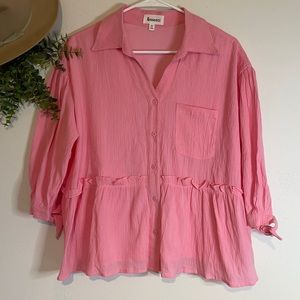 &merci-Bubblegum pink Peplum Crinkle Gauzy V-neck Button up top/Sz Medium